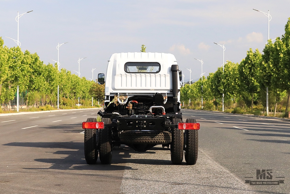 Dongfeng 4*2 แชสซี_170HP หนึ่งและครึ่งแถวการแปลงแชสซีแบบแบนผู้ผลิต_ส่งออกแชสซีพิเศษ