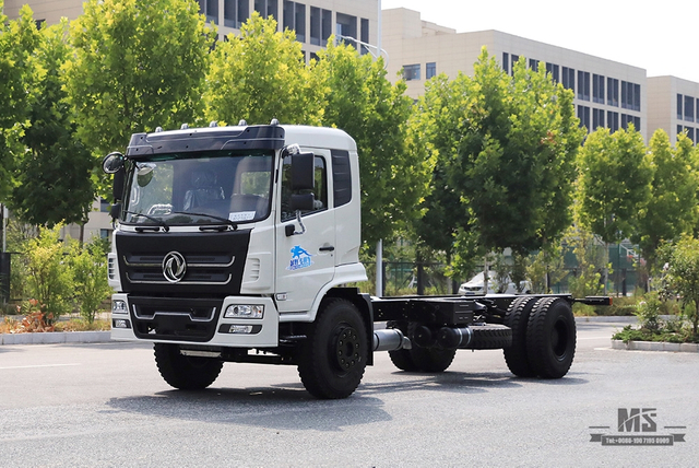 Dongfeng 4 × 2 รถบรรทุกติดเครนแชสซี 266hp ใหม่ Flathead Cabin Row ครึ่งแชสซีพร้อมรถบรรทุกเครนส่งออกแชสซีพิเศษ