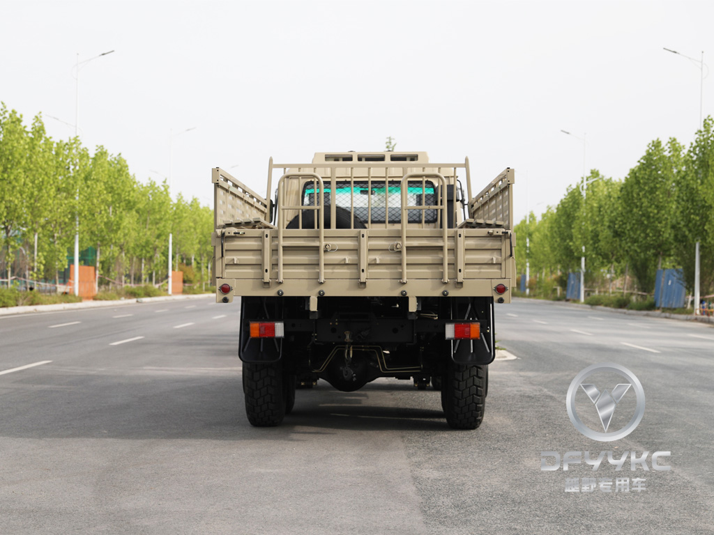 DONGGFENG EQ2102N รถบรรทุกสินค้าออฟโรด-210HP รถบรรทุกทะเลทรายสองแถว รุ่นส่งออก เครื่องปรับอากาศด้วยผ้าใบกันน้ำ