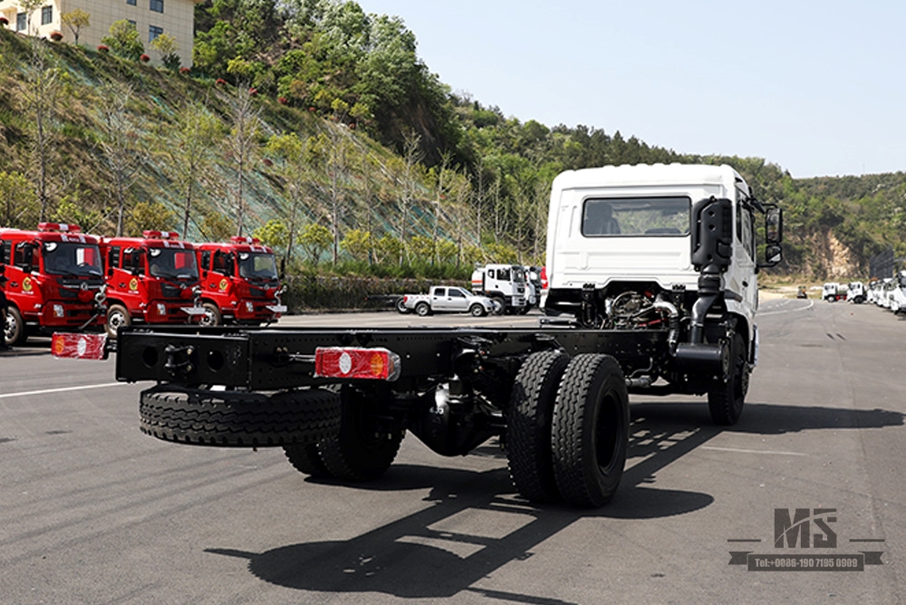 Dongfeng 4 × 2 โครงรถเครน Flathead ห้องโดยสารหนึ่งและครึ่ง 210hp แชสซีพร้อมรถบรรทุกเครนส่งออกแชสซีพิเศษ