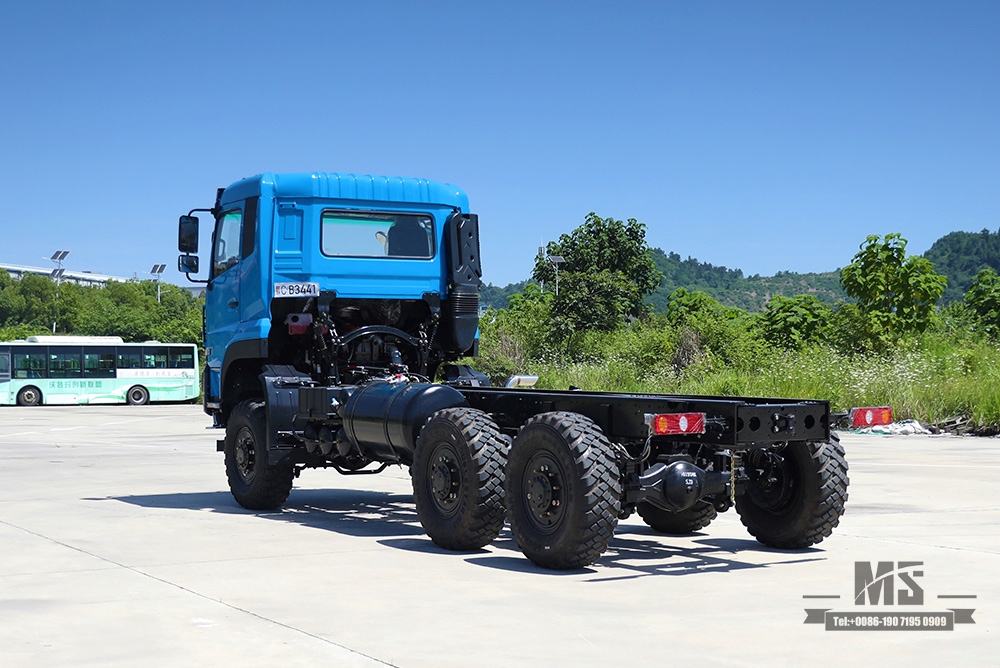 340hp Dongfeng แชสซีรถบรรทุกหกล้อ_Dongfeng 6 * 6 แชสซีรถบรรทุกสินค้าหัวแบนพร้อมระบบเบรกน้ำหล่อเย็นถัง _ ส่งออกแชสซีพิเศษ