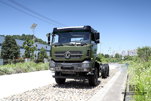 Dongfeng แชสซีขับเคลื่อนหกล้อ_6×6 340hp หัวแบนแชสซีรถบรรทุกสินค้าหนึ่งแถวครึ่งแชสซี_6*6 ส่งออกยานพาหนะพิเศษ