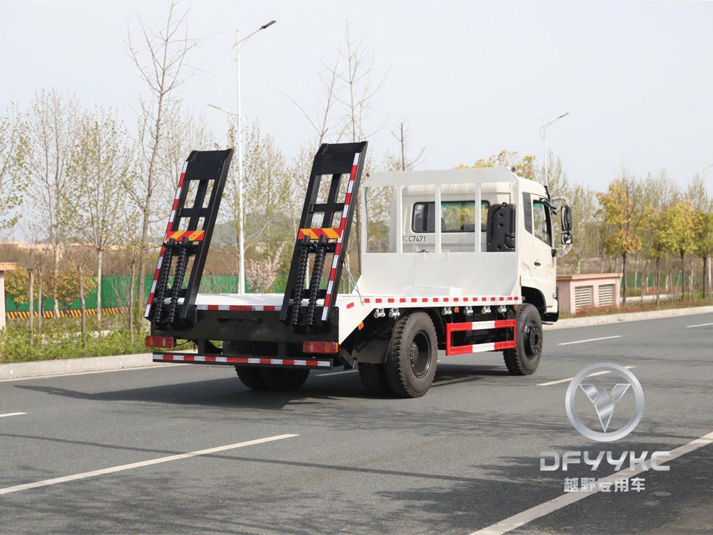 Dongfeng Semi-Cab รถขุดรถขนส่ง รถขุดลากบอร์ดเครื่องจักรเบ็ดรถบรรทุก Flatbed รถเทรลเลอร์แบบไฮดรอลิกบันไดรถเทรลเลอร์ 
