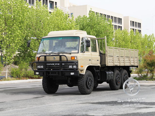 DONGGFENG EQ2102N รถบรรทุกสินค้าออฟโรด-210HP รถบรรทุกทะเลทรายสองแถว รุ่นส่งออก เครื่องปรับอากาศด้วยผ้าใบกันน้ำ
