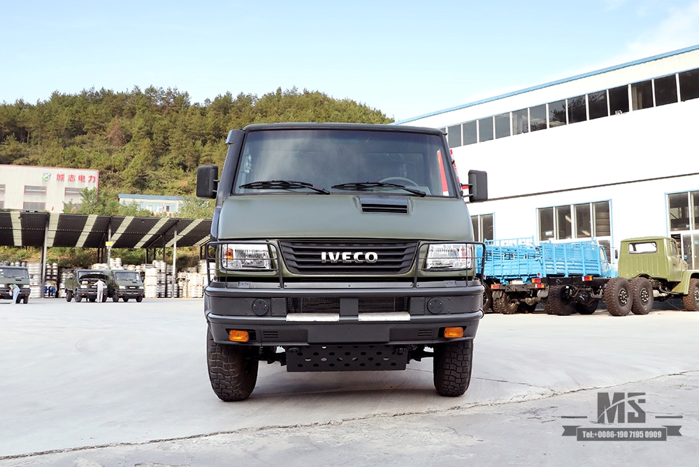 รถบรรทุกขับเคลื่อนสี่ล้อ 4×4 Iveco สีเขียว 4*4 รถบรรทุก Iveco หัวสั้น รถออฟโรดขนาดเล็ก 4WD ยานพาหนะพิเศษส่งออก