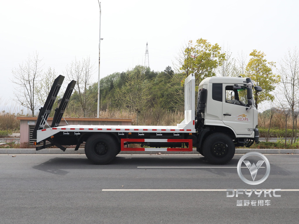 Dongfeng Semi-Cab รถขุดรถขนส่ง รถขุดลากบอร์ดเครื่องจักรเบ็ดรถบรรทุก Flatbed รถเทรลเลอร์แบบไฮดรอลิกบันไดรถเทรลเลอร์ 
