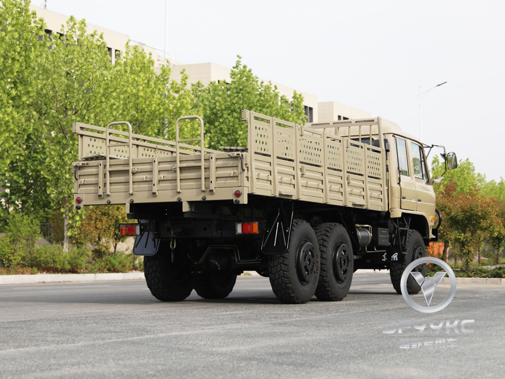 DONGGFENG EQ2102N รถบรรทุกสินค้าออฟโรด-210HP รถบรรทุกทะเลทรายสองแถว รุ่นส่งออก เครื่องปรับอากาศด้วยผ้าใบกันน้ำ
