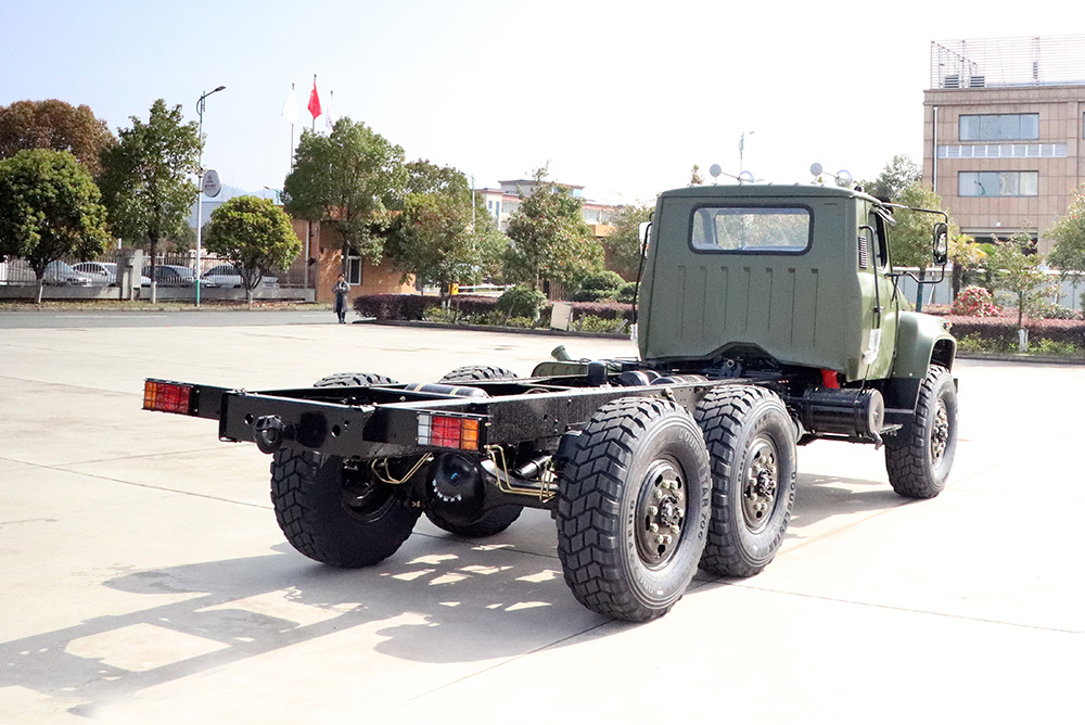 Dongfeng Army Green ขับเคลื่อนหกล้อ EQ2100 Chassis_6 * 6 190hp แชสซีรถบรรทุกหัวแหลมสำหรับขาย_Dongfeng ส่งออกแชสซียานพาหนะพิเศษ