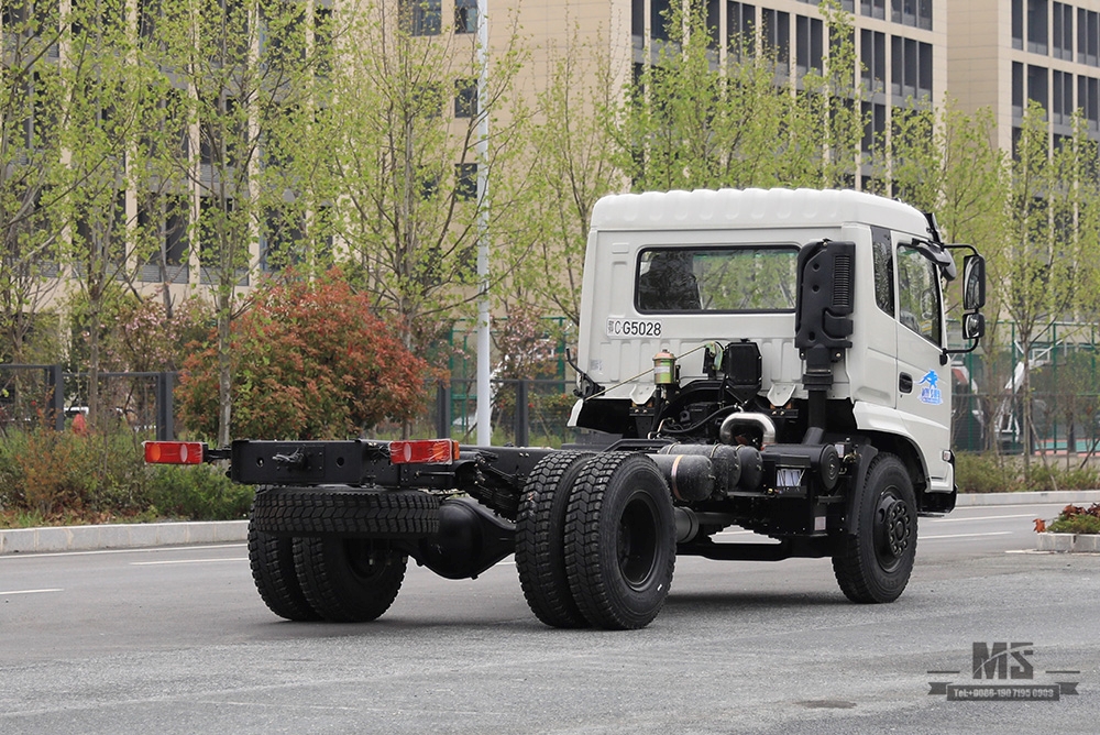 Dongfeng 4*2 แชสซีพร้อมยางคู่หลัง 190HP การแปลงแชสซีแบบแบนหนึ่งแถวครึ่งผู้ผลิต_ส่งออกแชสซีพิเศษ